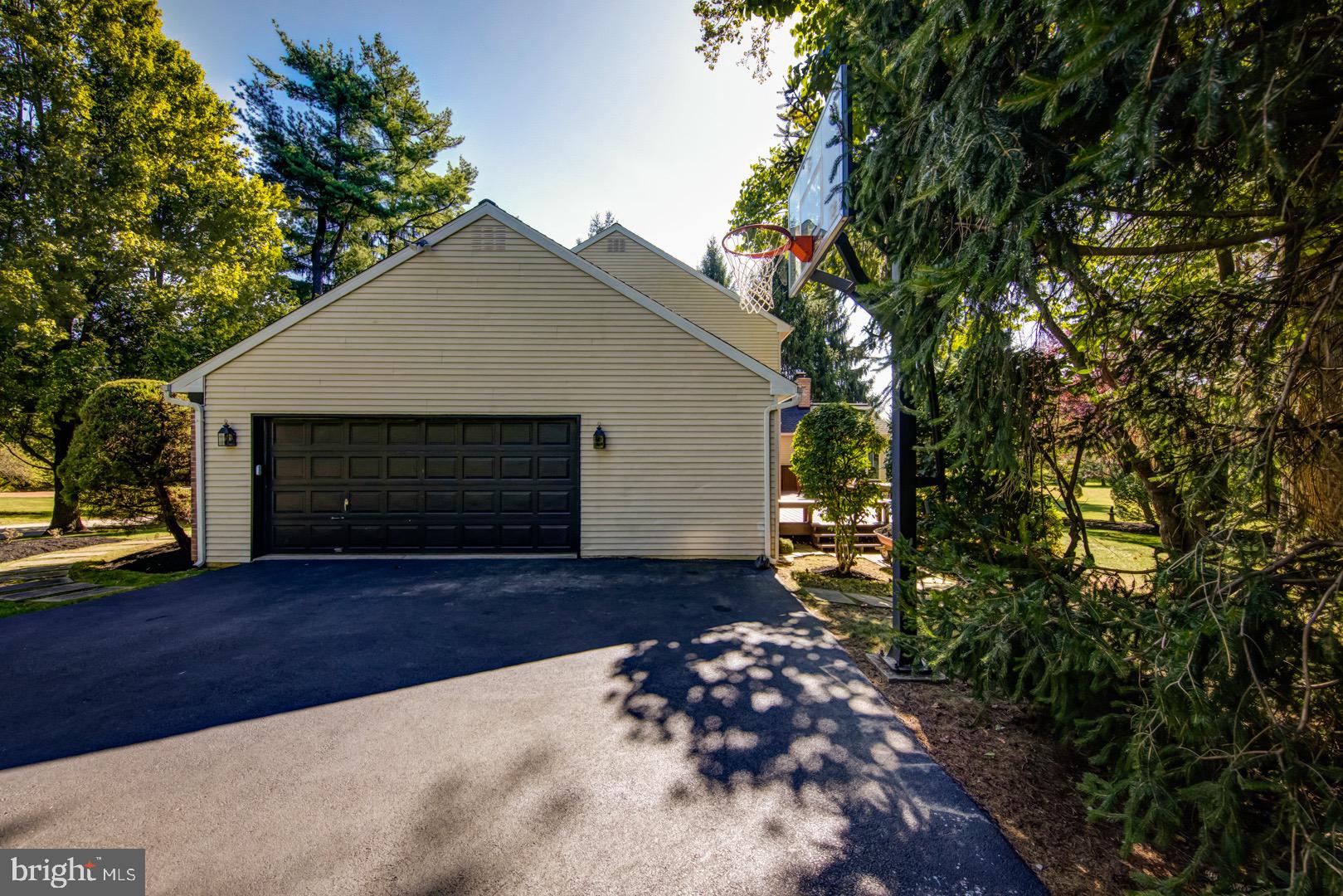 4 Willow Pond Road Malvern, PA 19355 - Photo 6 of 34 2-Car Side Entry Garage