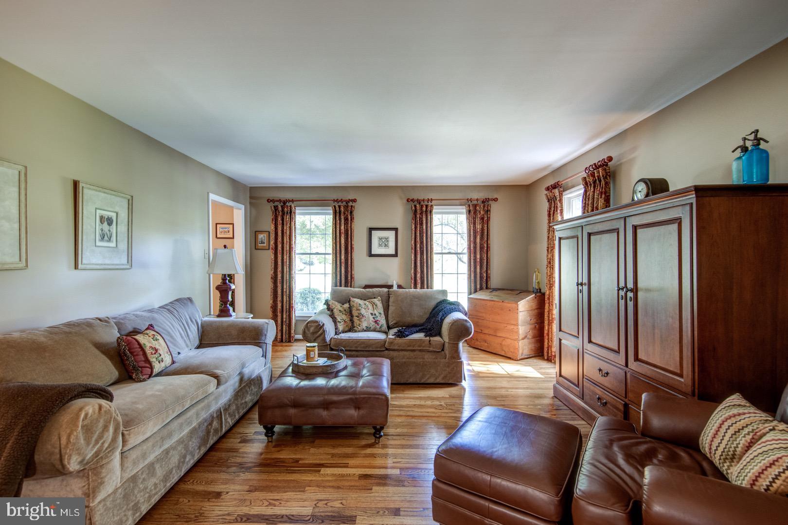 4 Willow Pond Road Malvern, PA 19355 - Photo 10 of 34 Living Room