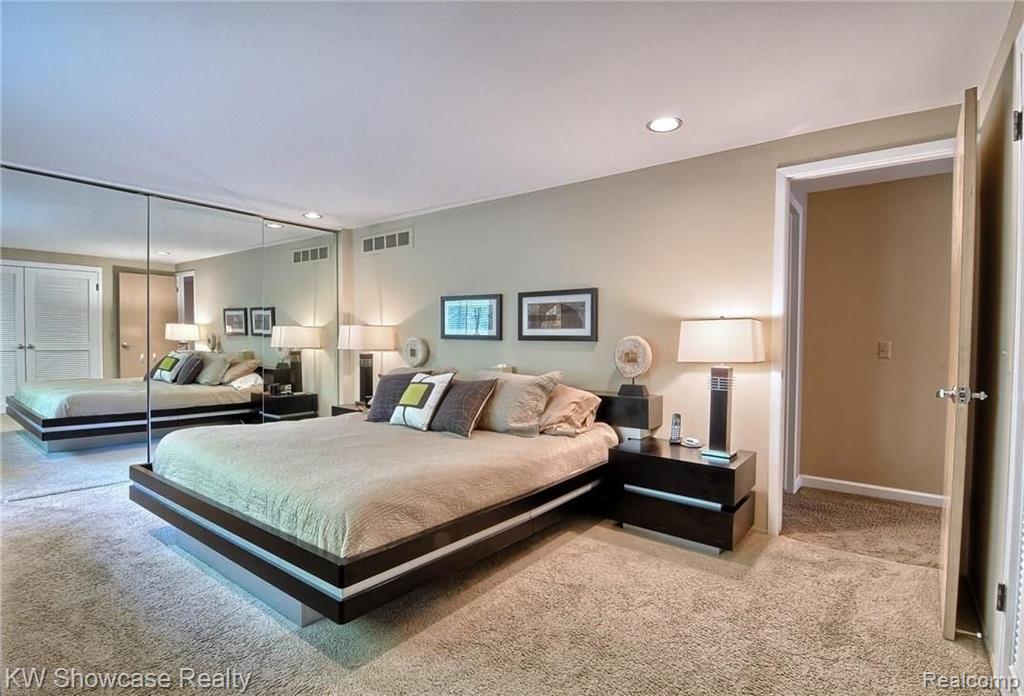 30654 High Valley Road Farmington Hills, MI 48331 - Photo 21 of 43