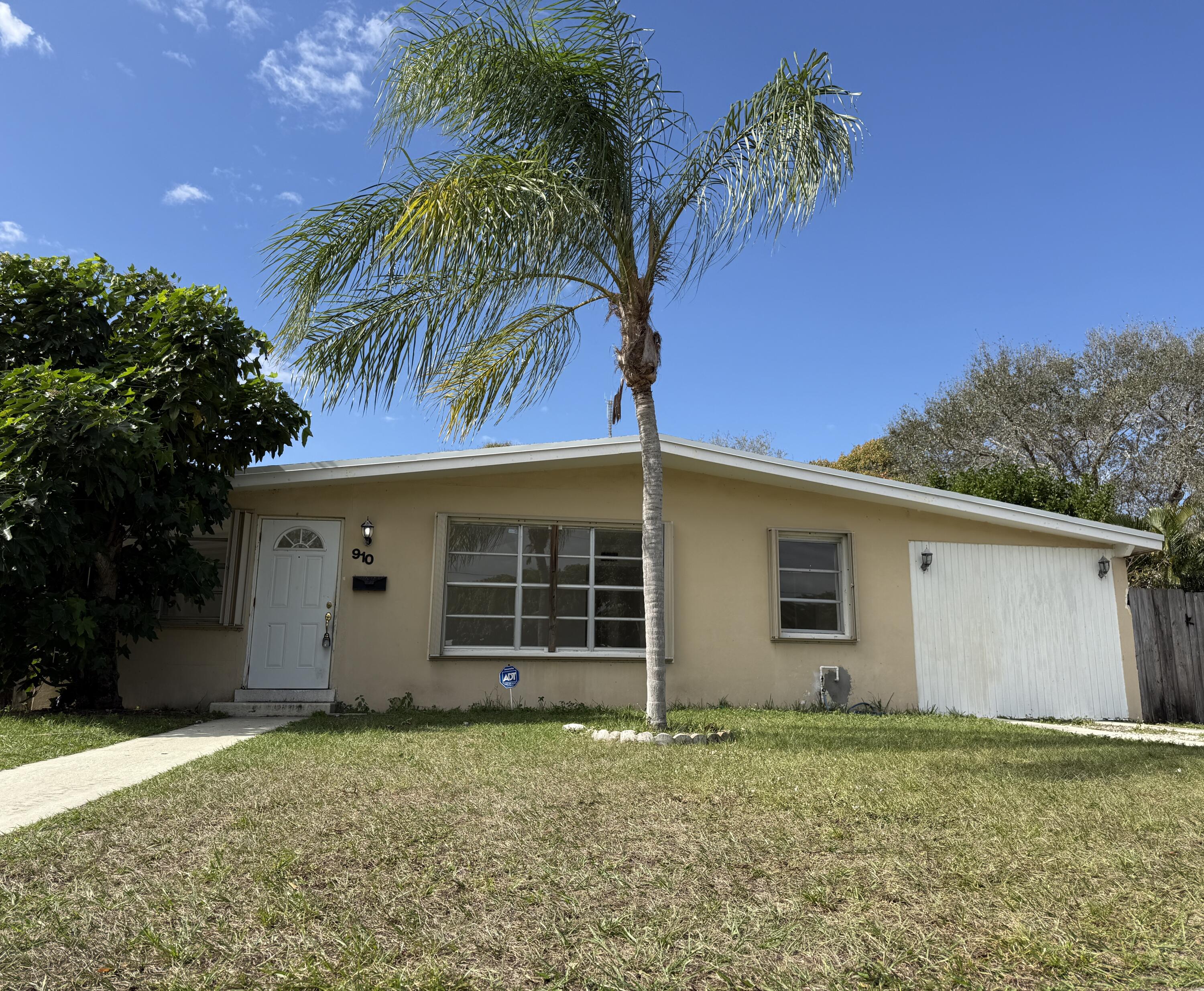 910 9th Street Lake Park, FL 33403 - Photo 34 of 34 Front 910 9th St Lake Park,FL