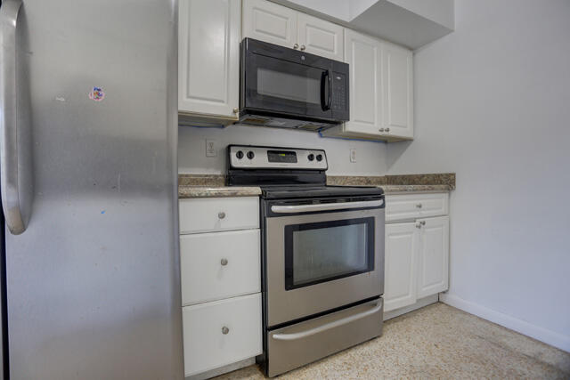 910 9th Street Lake Park, FL 33403 - Photo 7 of 34 Kitchen with stainless 910 9th St