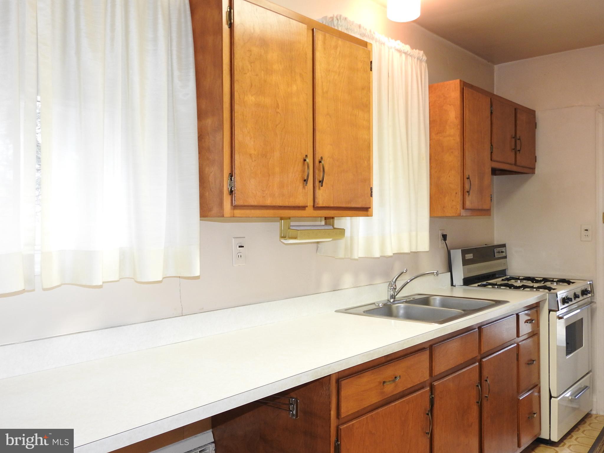 4205 Fordham Road Baltimore, MD 21229 - Photo 3 of 33