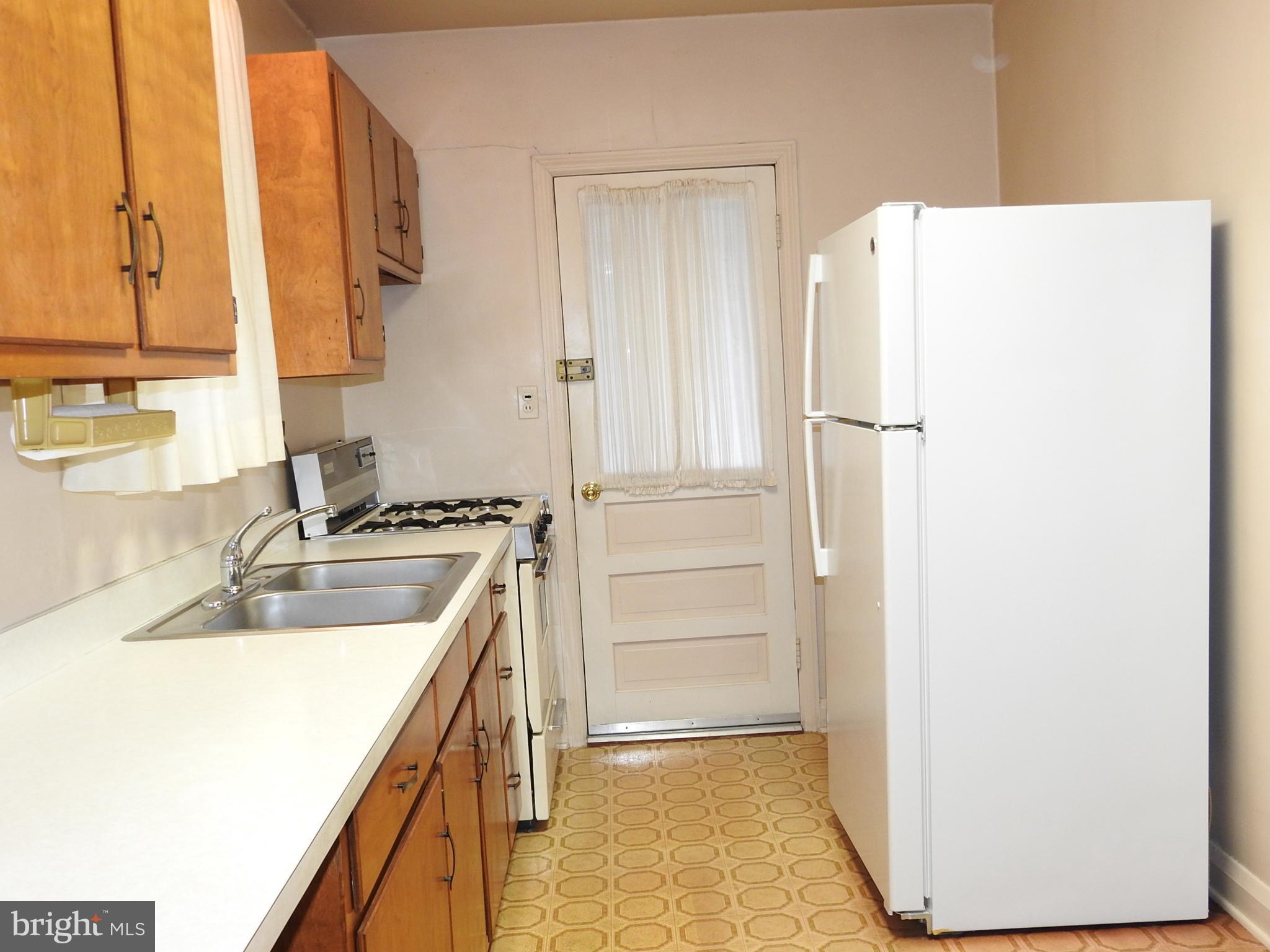 4205 Fordham Road Baltimore, MD 21229 - Photo 4 of 33