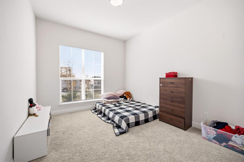 3841 Eagles Bluff Road Midlothian, TX 76065 - Photo 22 of 36 a room with a bed and a window