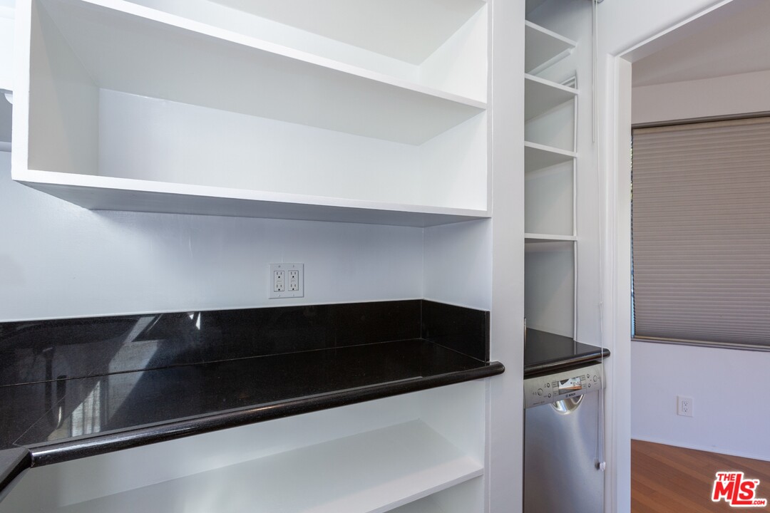 491 Mesa Road Santa Monica, CA 90402 - Photo 12 of 24 a close view of stove