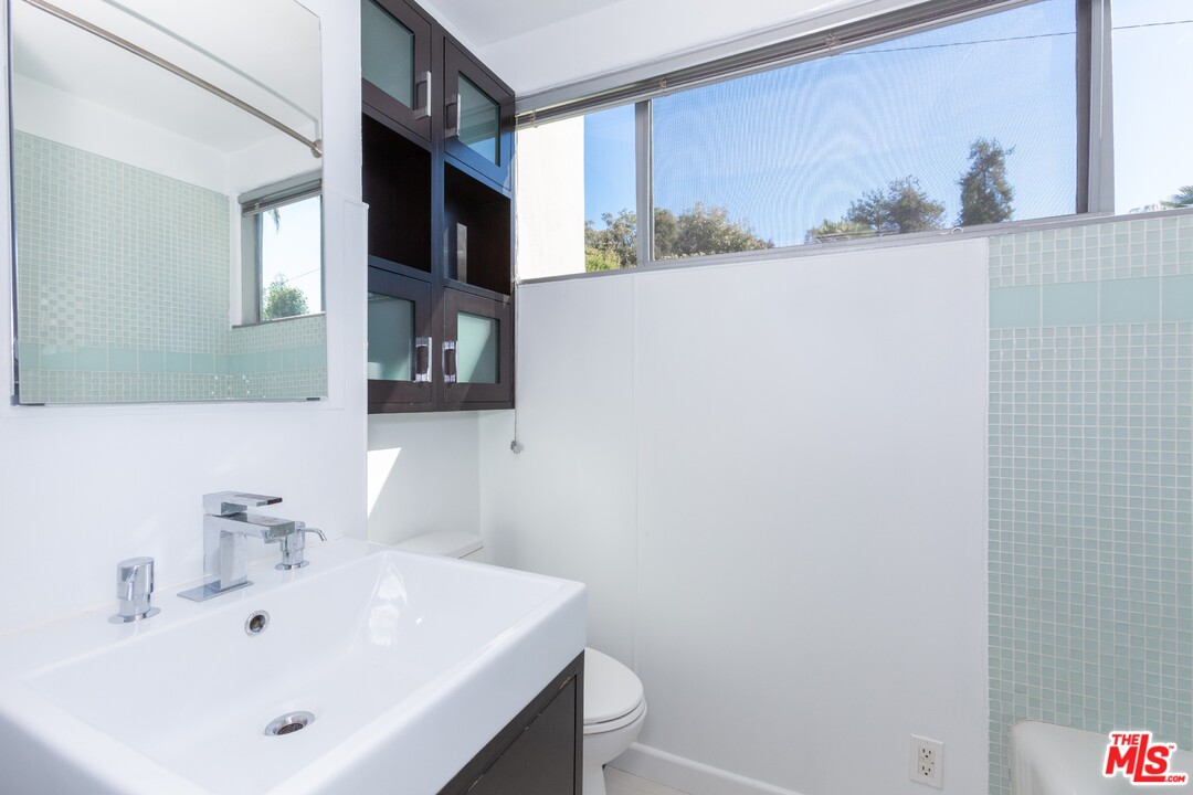491 Mesa Road Santa Monica, CA 90402 - Photo 13 of 24 a bathroom with a sink and a mirror