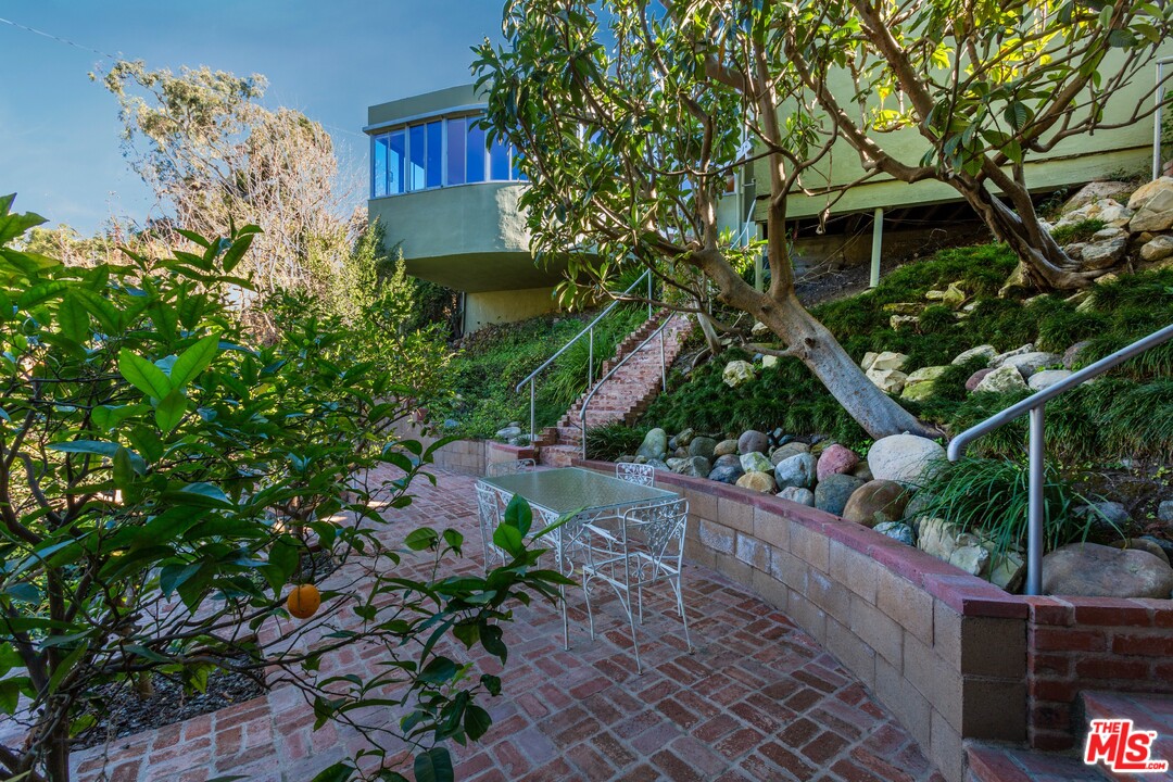 491 Mesa Road Santa Monica, CA 90402 - Photo 17 of 24 a backyard of a house with lots of green space