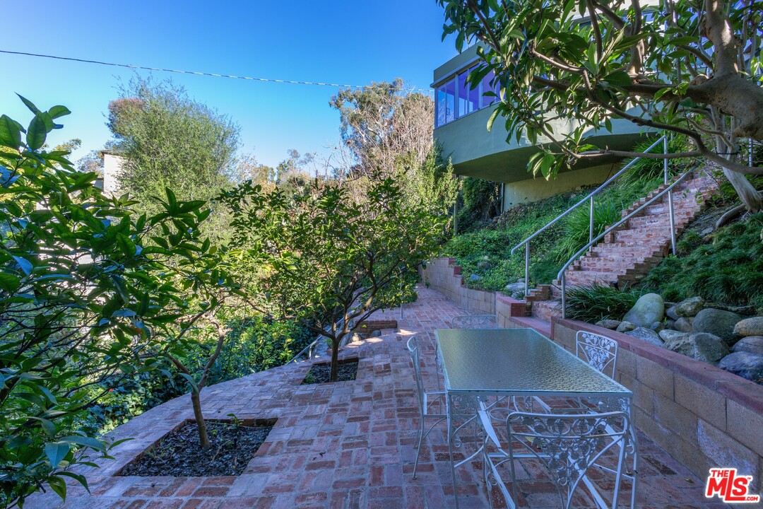 491 Mesa Road Santa Monica, CA 90402 - Photo 18 of 24 a view of a backyard