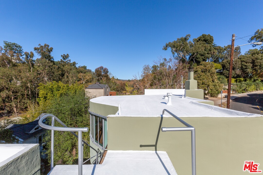 491 Mesa Road Santa Monica, CA 90402 - Photo 21 of 24 a view of a balcony with chairs