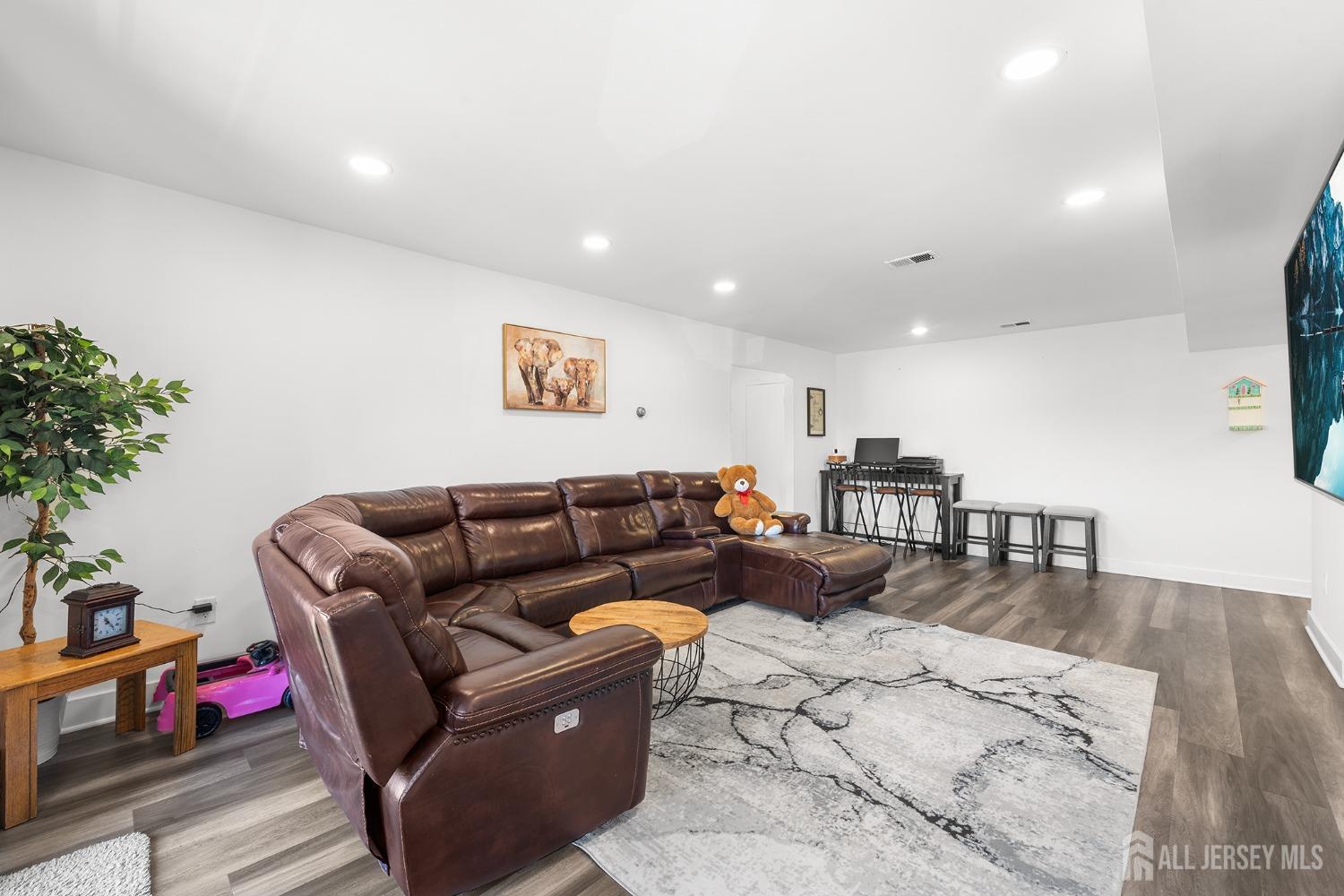 1609 Raspberry Court Edison, NJ 08817 - Photo 11 of 18 a living room with furniture and a potted plant