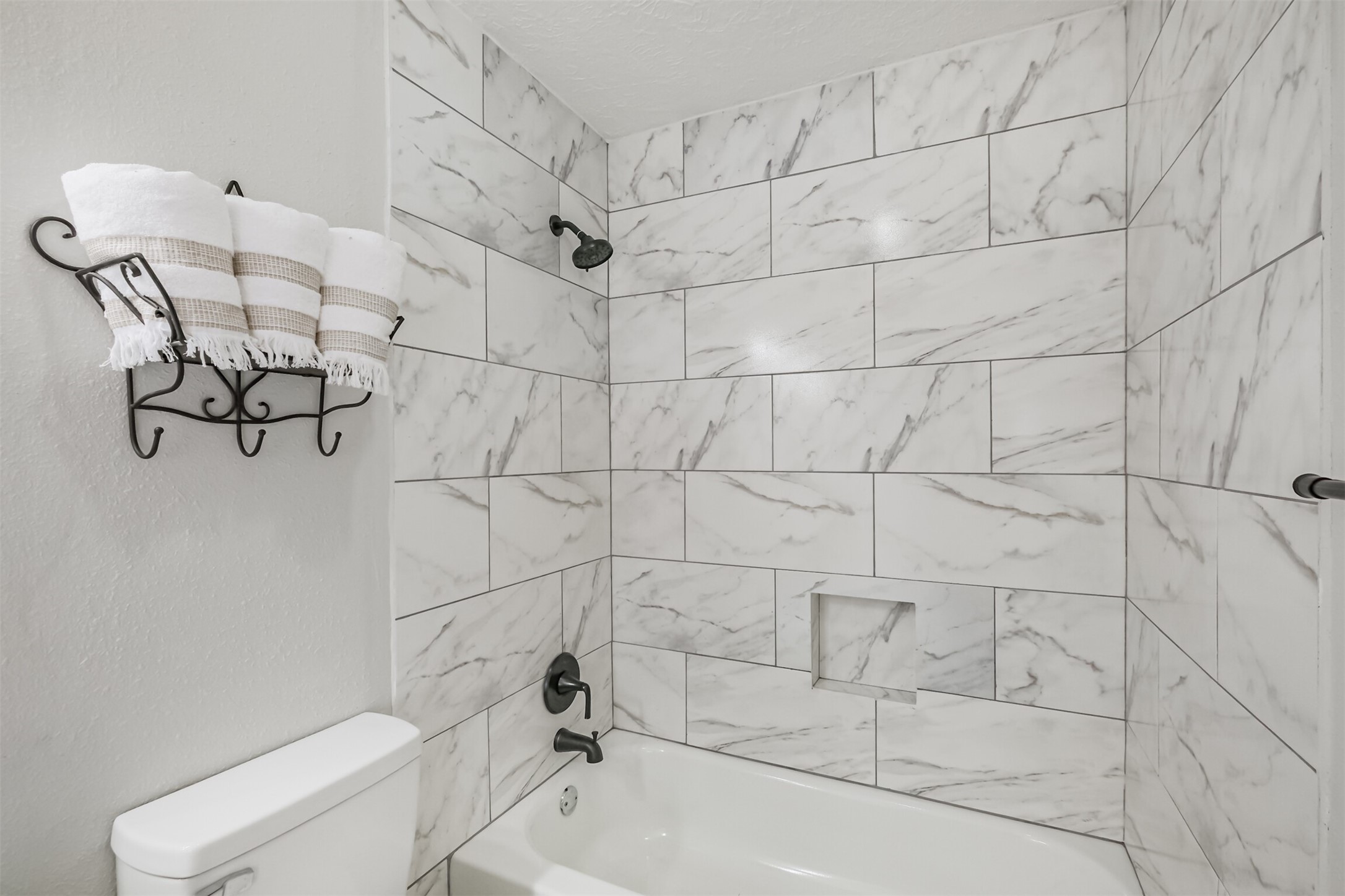 2705 Parrott Avenue Rosenberg, TX 77471 - Photo 21 of 37 a bathroom with a bathtub and shower