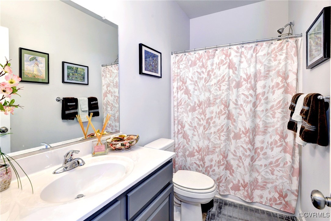 325 Martin Farm Road Yorktown, VA 23692 - Photo 28 of 50 Bathroom with toilet, curtained shower, tile patte
