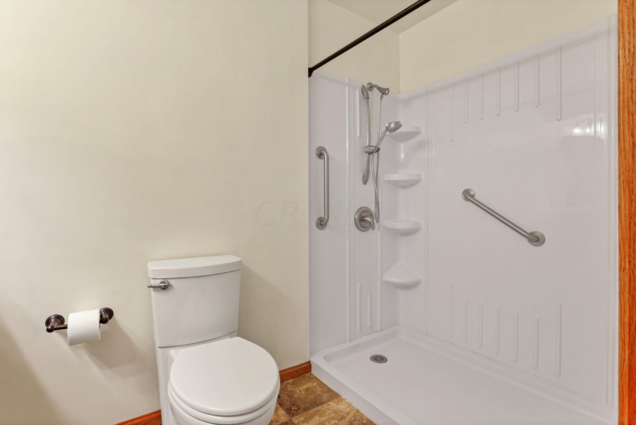 252 Derby Downs Road Newark, OH 43055 - Photo 22 of 64 Full Bath