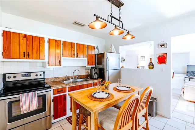 $1,800 | 2358 2nd Court Southeast, Vero Beach, FL 32962