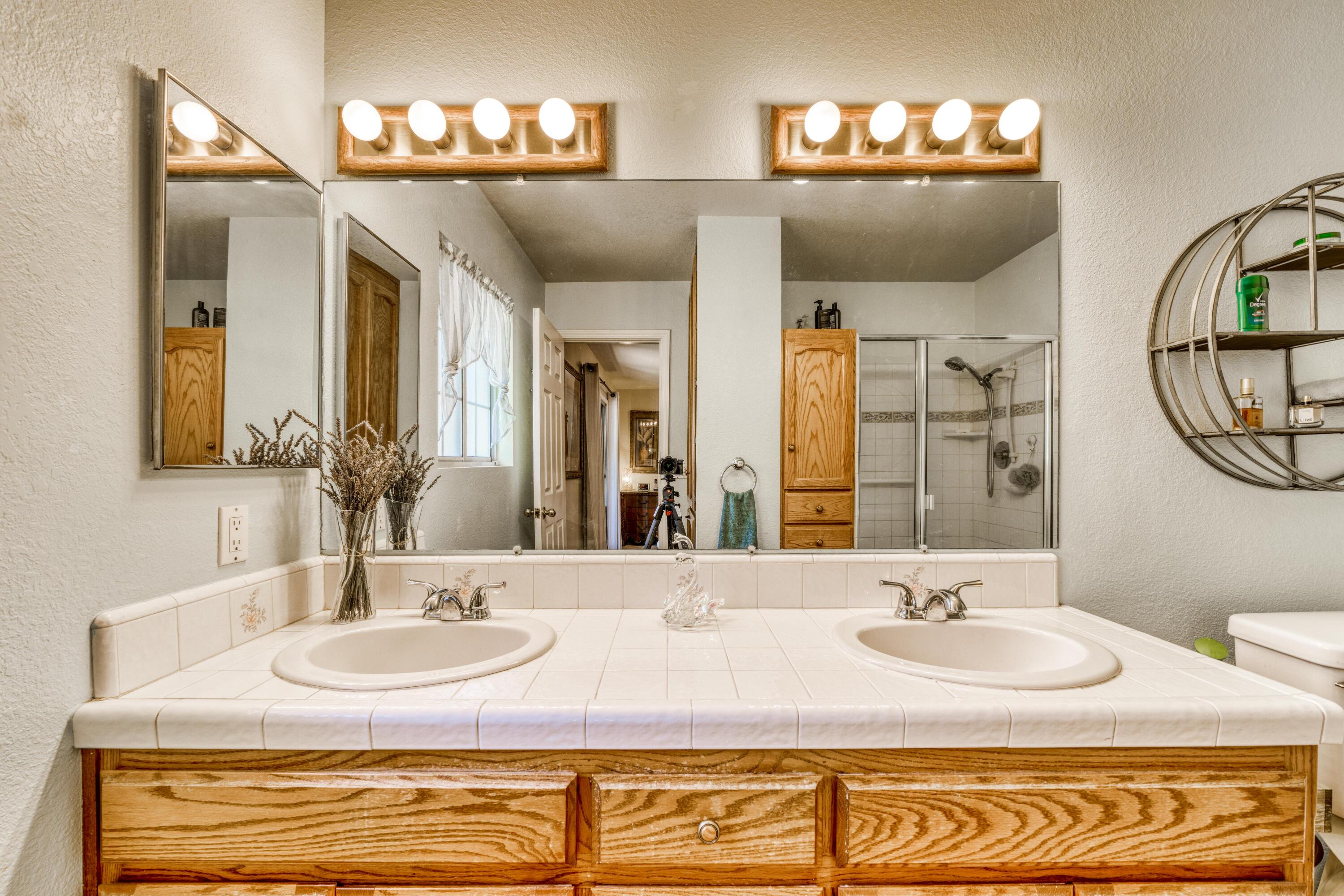 9851 Forgotten Trail Redding, CA 96003 - Photo 17 of 35 Master Bathroom