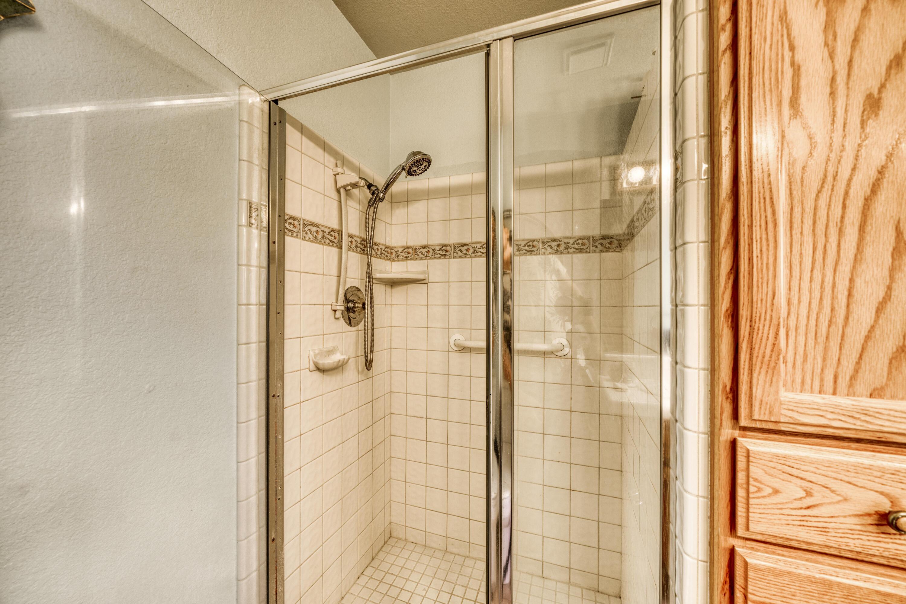 9851 Forgotten Trail Redding, CA 96003 - Photo 18 of 35 Master Shower