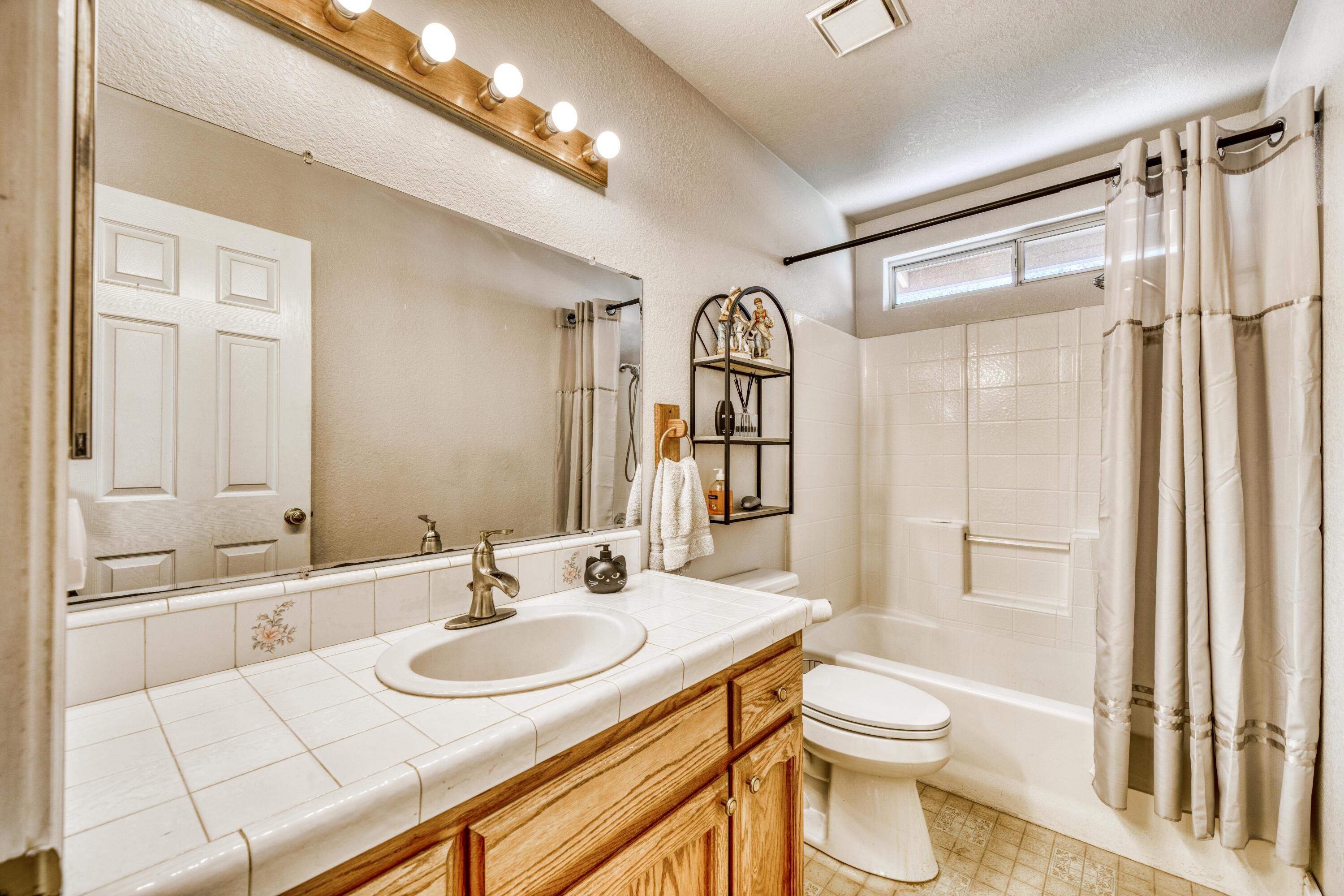 9851 Forgotten Trail Redding, CA 96003 - Photo 21 of 35 Guest Bathroom