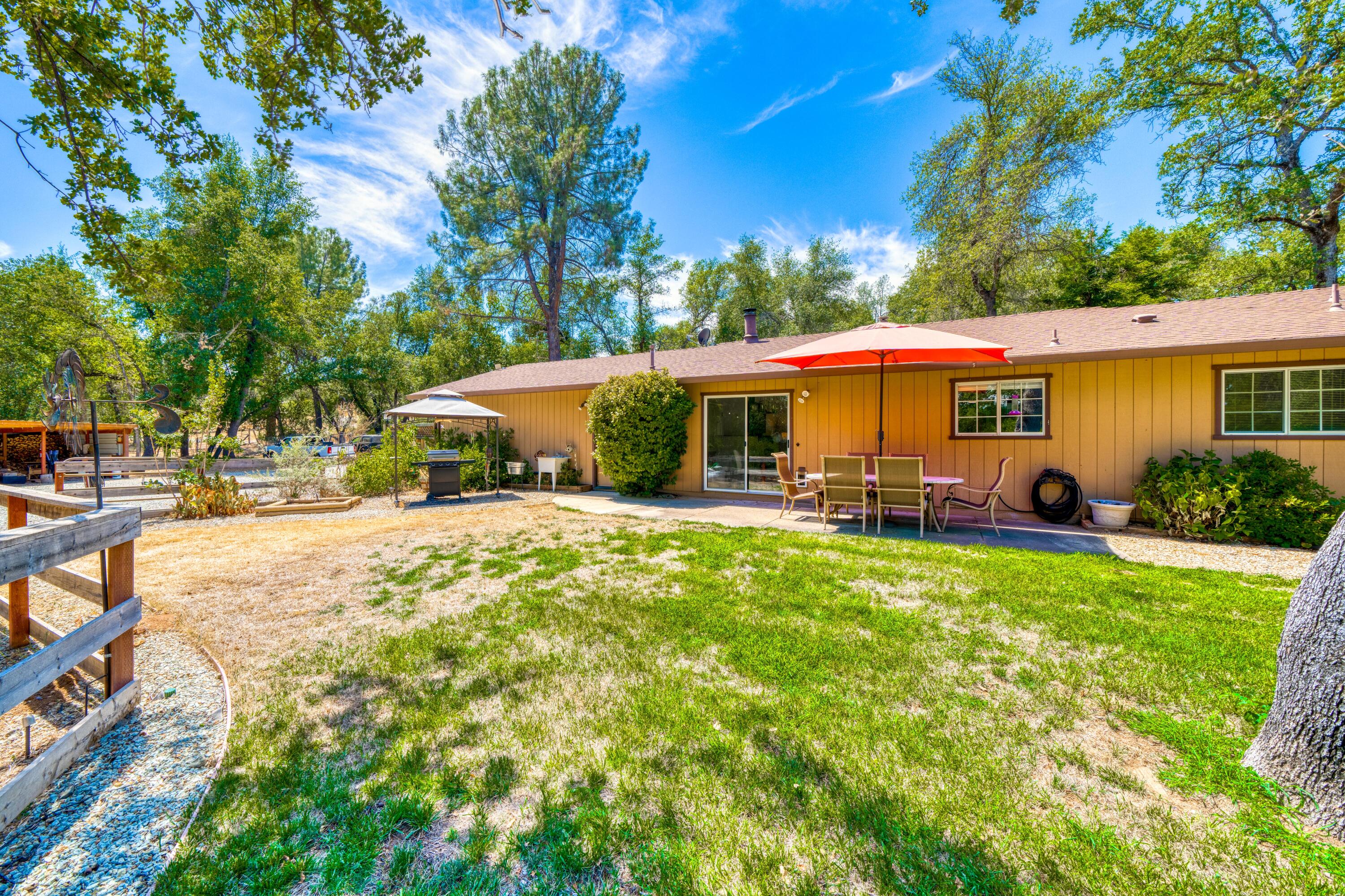 9851 Forgotten Trail Redding, CA 96003 - Photo 23 of 35 Backyard