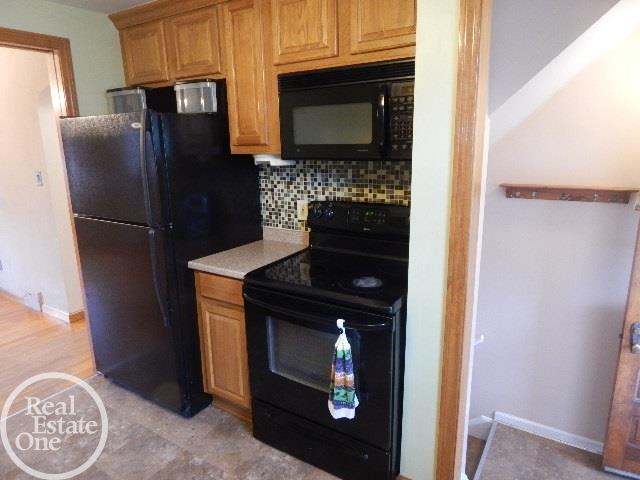 8212 Racine Road Warren, MI 48093 - Photo 5 of 27 31304125-4.JPG