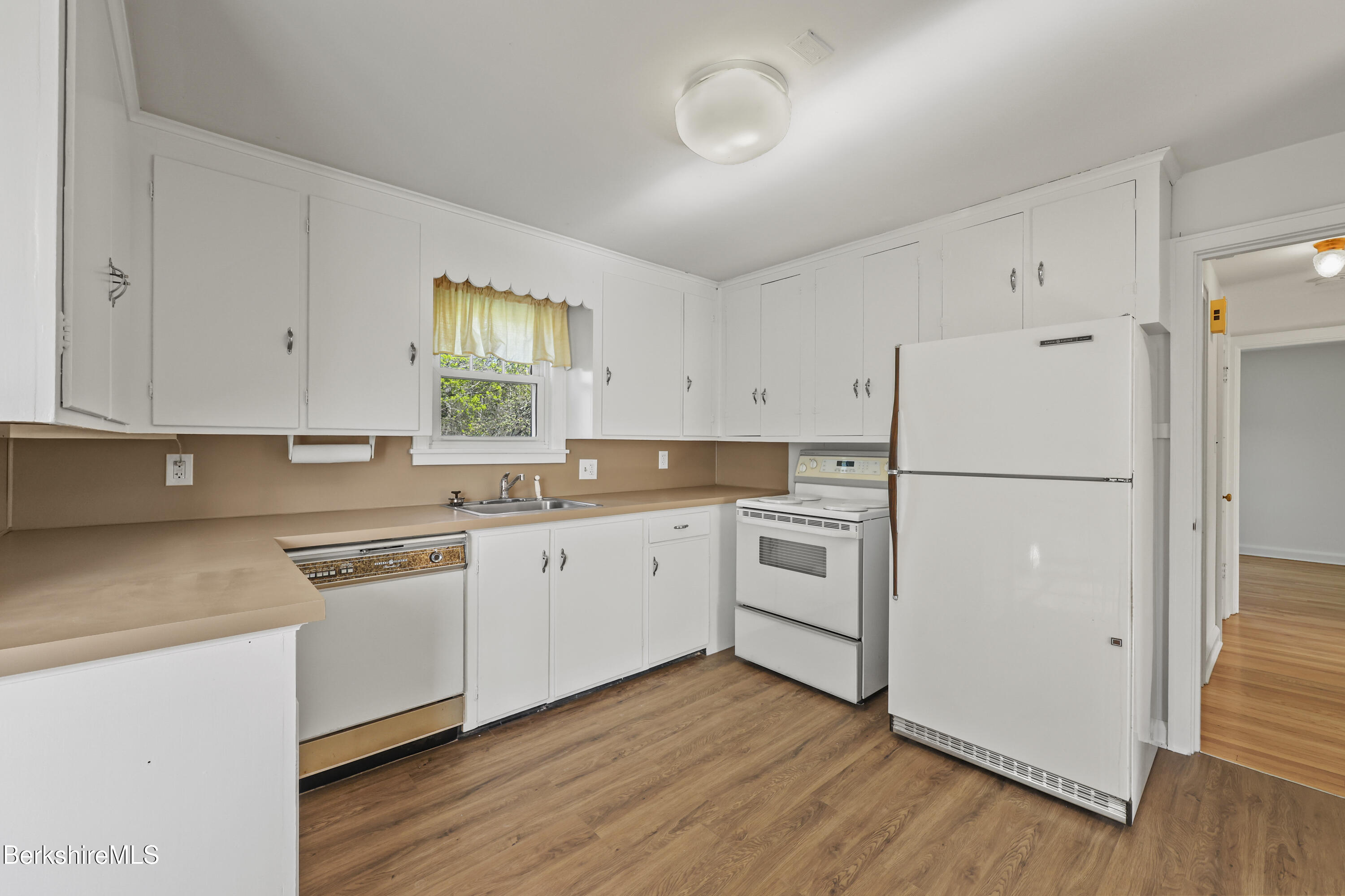194 Eleanor Road Pittsfield, MA 01201 - Photo 13 of 39 65 Kitchen