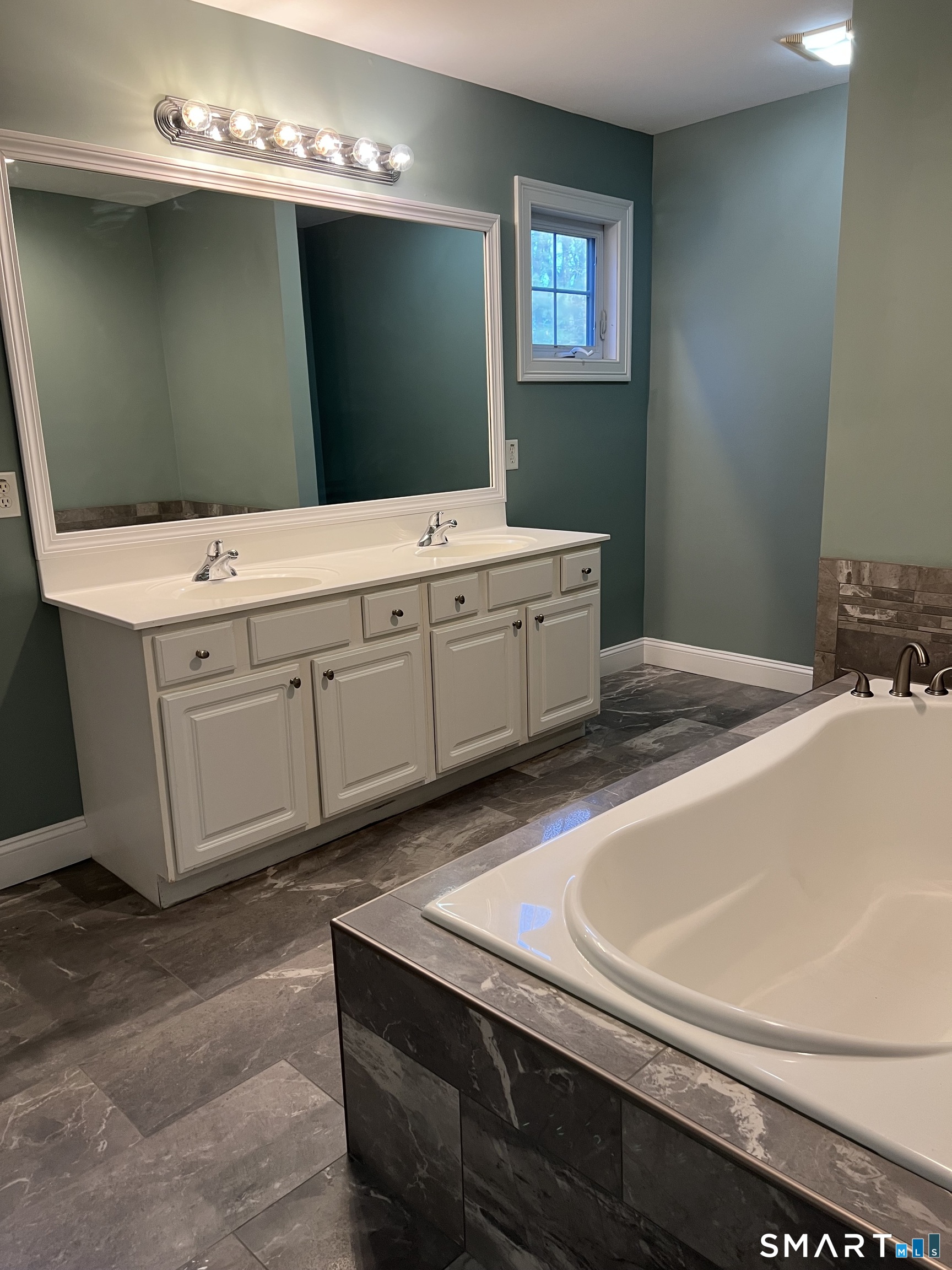 22 Alcott Way Avon, CT 06001 - Photo 9 of 19