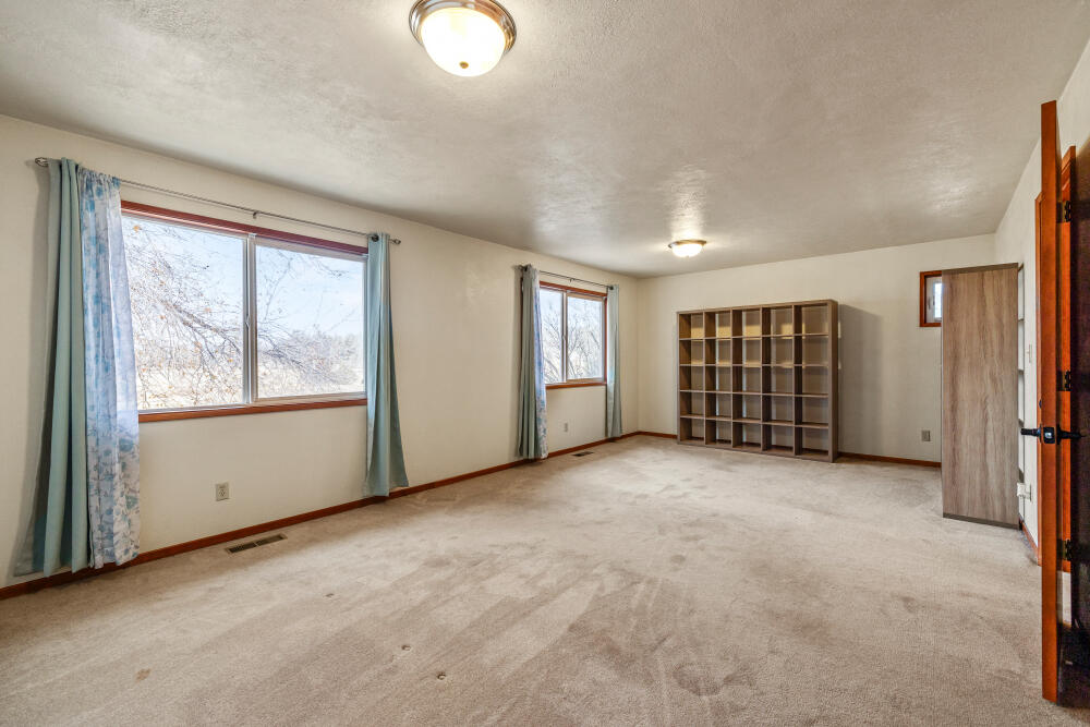 23131 North Poe Valley Road Klamath Falls, OR 97603 - Photo 25 of 45 an empty room with windows