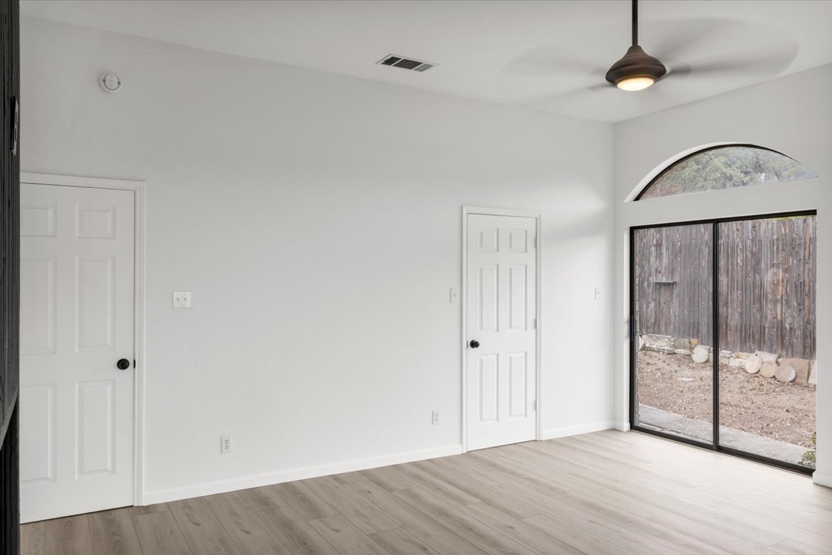 13816 Lakeview Drive Austin, TX 78732 - Photo 14 of 36 Expansive doors/windows and arched window details connect the interior to its surroundings.