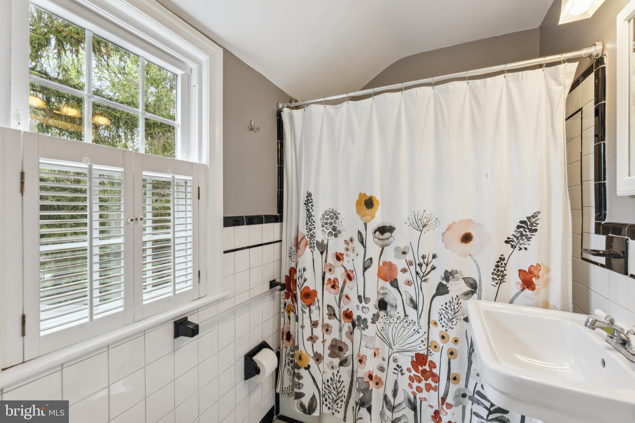 9304 Glenville Road Silver Spring, MD 20901 - Photo 23 of 35 Upper Level Full-Bath