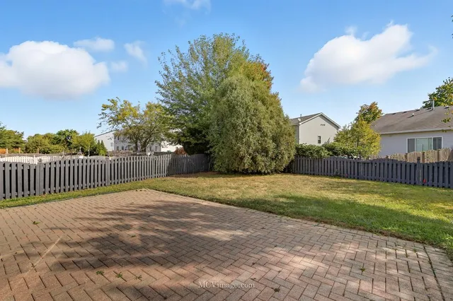 a view of a backyard