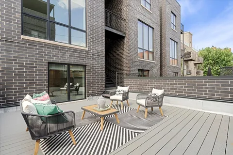 $899,900 | 1541 West Pearson Street, Unit 1, Chicago, IL 60642