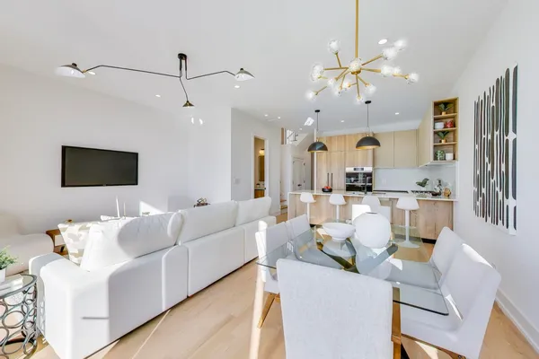 $615,000 | 5428 North Winthrop Avenue, Unit 402, Chicago, IL 60640