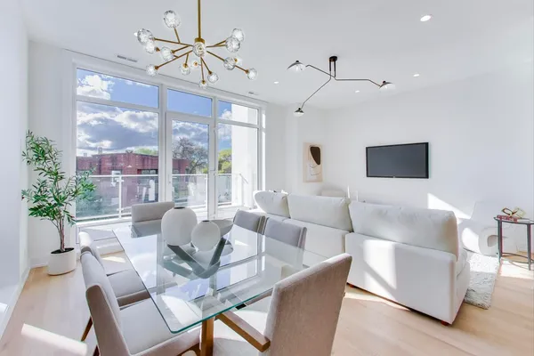 $615,000 | 5428 North Winthrop Avenue, Unit 402, Chicago, IL 60640