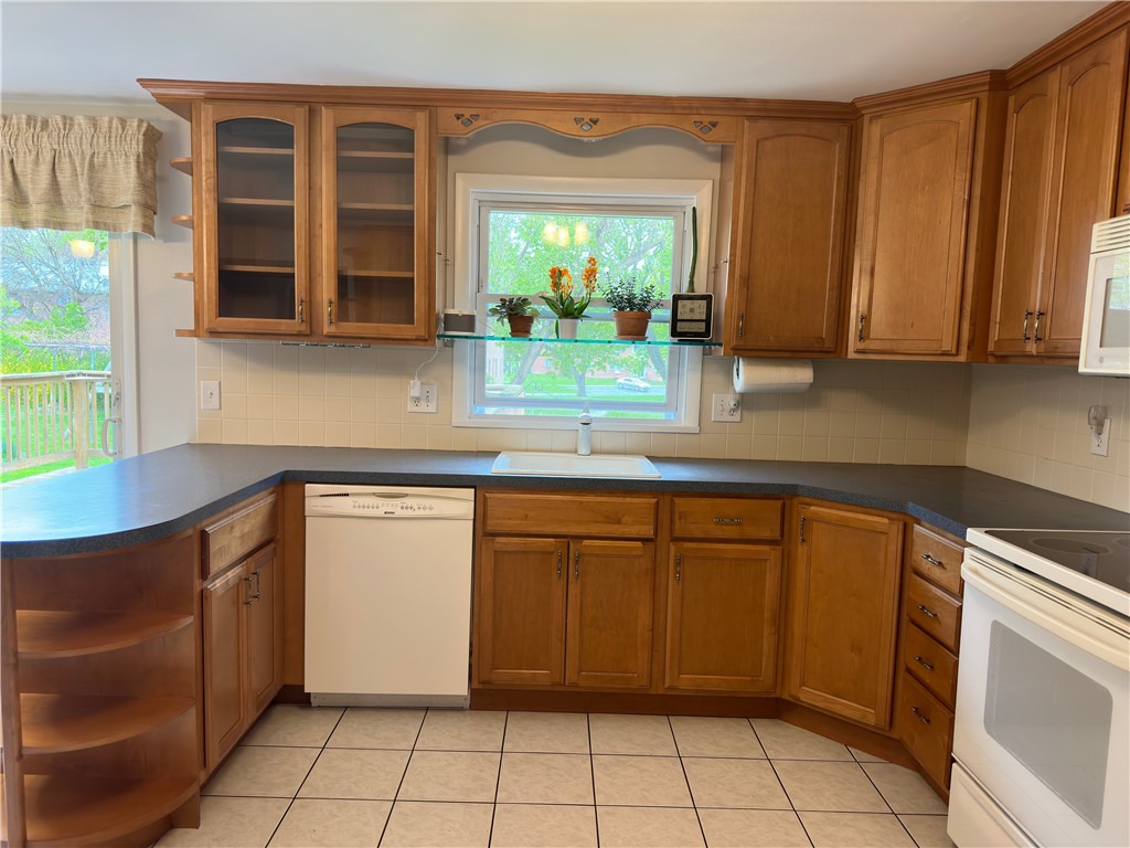 51 Leicestershire Road Irondequoit, NY 14621 - Photo 2 of 33