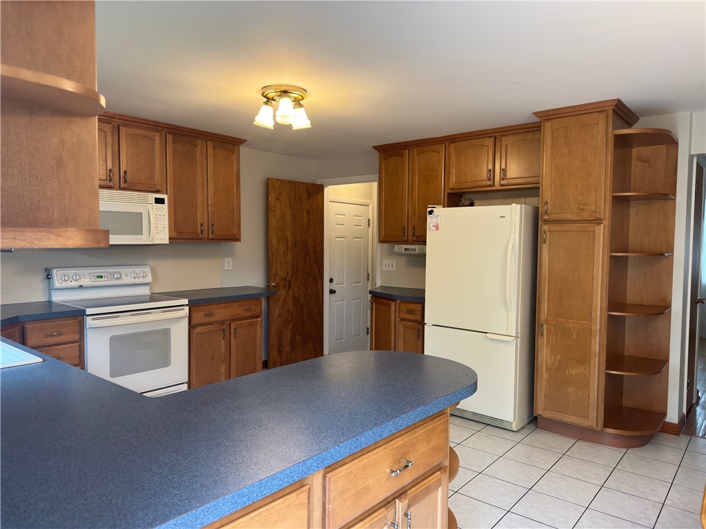 51 Leicestershire Road Irondequoit, NY 14621 - Photo 9 of 33