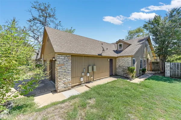 $1,800 | 526 Cutty Trail, Unit B, Lakeway, TX 78734