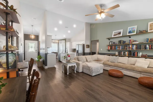 $2,600 | 6042 Capitol Drive, Gulf Breeze, FL 32563