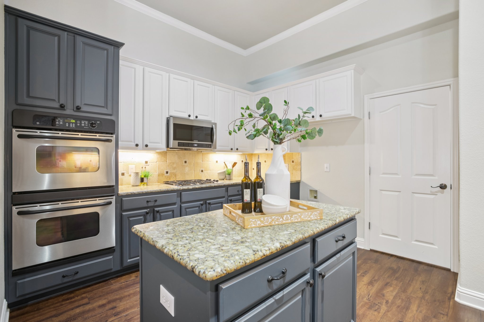 10525 Roy Butler Drive Austin, TX 78717 - Photo 13 of 40 Gas cooktop and double oven