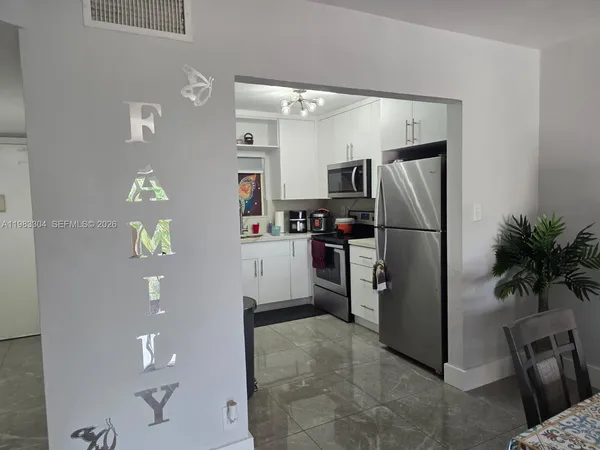$2,400 | 13715 Kendale Lakes Circle, Unit A308, Miami, FL 33183