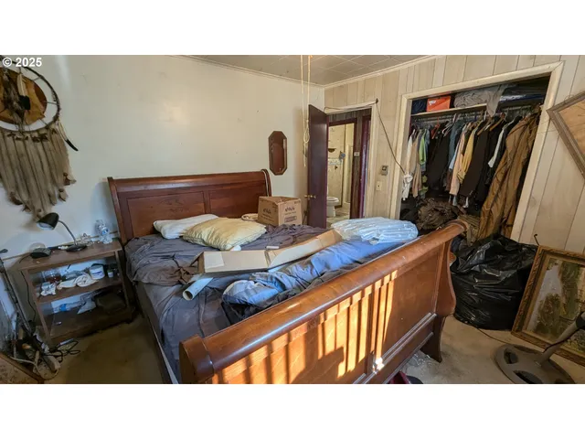 a black and white photo of a living room