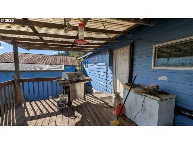 a black and white photo of a room