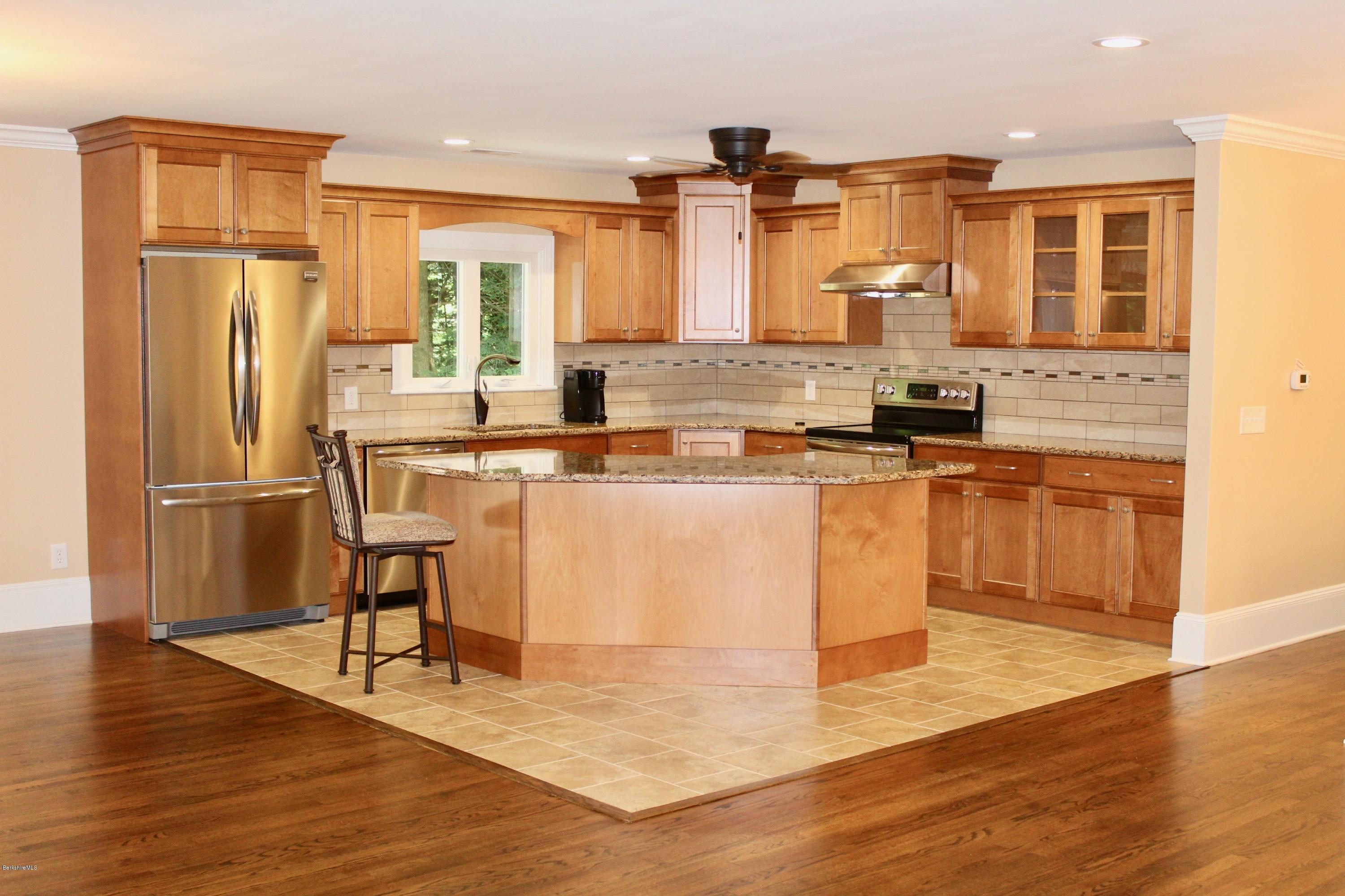 284 Barker Road Pittsfield, MA 01201 - Photo 4 of 42 IMG_4733