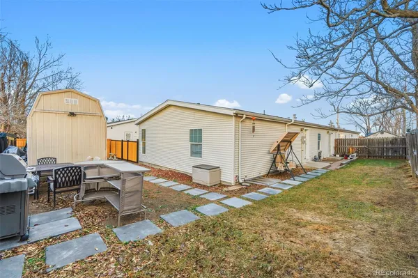 a view of a house with backyard