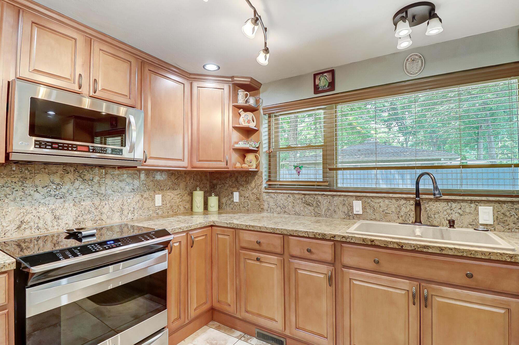 3044 Herrick Road Columbus, OH 43221 - Photo 9 of 36 010