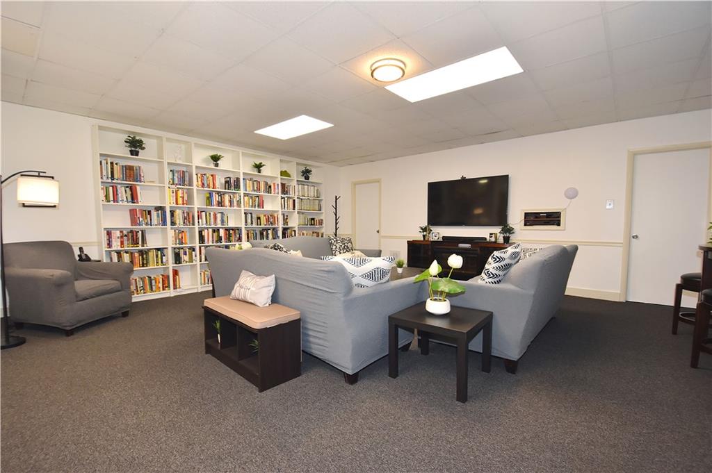 5 Bayard Road, Unit 100 Pittsburgh, PA 15213 - Photo 21 of 30 a living room with furniture and a flat screen tv