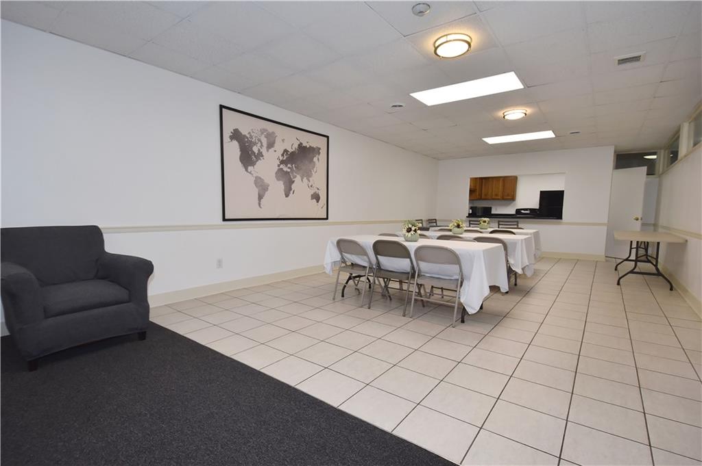 5 Bayard Road, Unit 100 Pittsburgh, PA 15213 - Photo 22 of 30 a living room with furniture and a flat screen tv