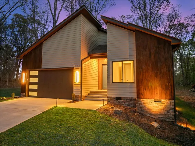 $500,000 | 902 South Arrowhead Drive, Westminster, SC 29693