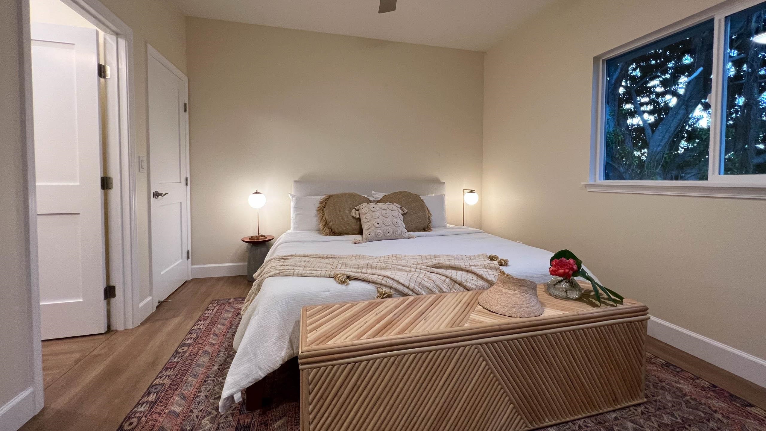 2728 Kaupakalua Road, Unit B Haiku, HI 96708 - Photo 18 of 29 a bedroom with a bed and a window