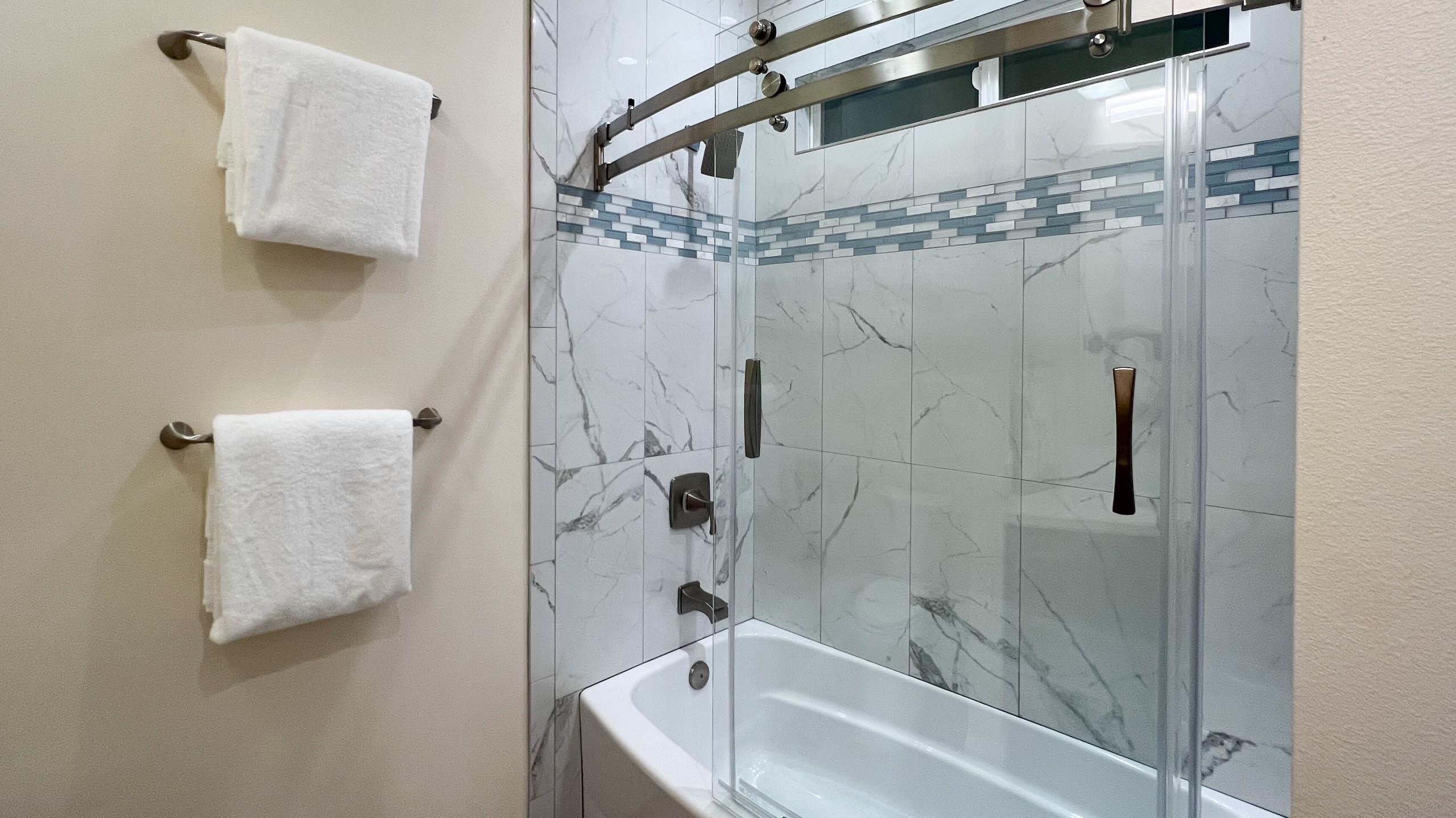 2728 Kaupakalua Road, Unit B Haiku, HI 96708 - Photo 21 of 29 a bathroom with a bathtub