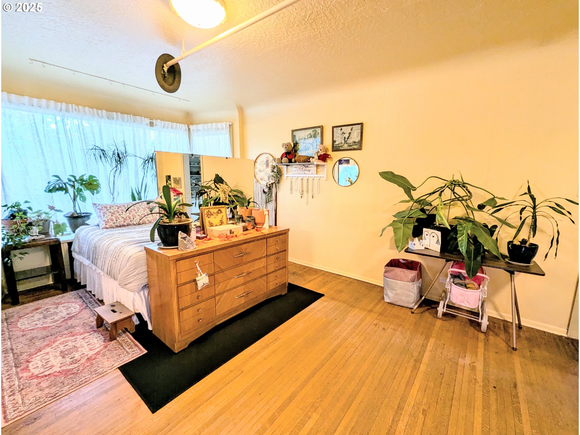 1802 3rd Street La Grande, OR 97850 - Photo 7 of 21 a bed room with furniture and a wooden floor