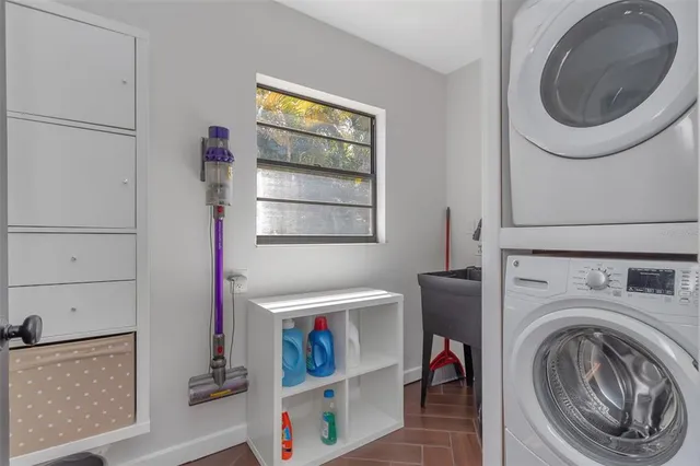 a view of a backyard